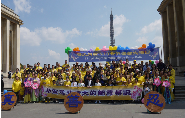 Image for article Parigi, Francia: I praticanti francesi celebrano la Giornata Mondiale della Falun Dafa