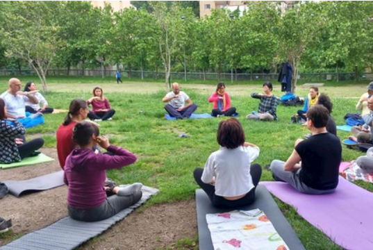 Image for article Italia: Condividere gli Esercizi della Falun Dafa dopo aver visto Shen Yun