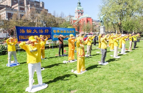 Image for article Stoccolma, Svezia: I praticanti svolgono attività per ringraziare il Maestro e celebrare la Giornata Mondiale della Falun Dafa