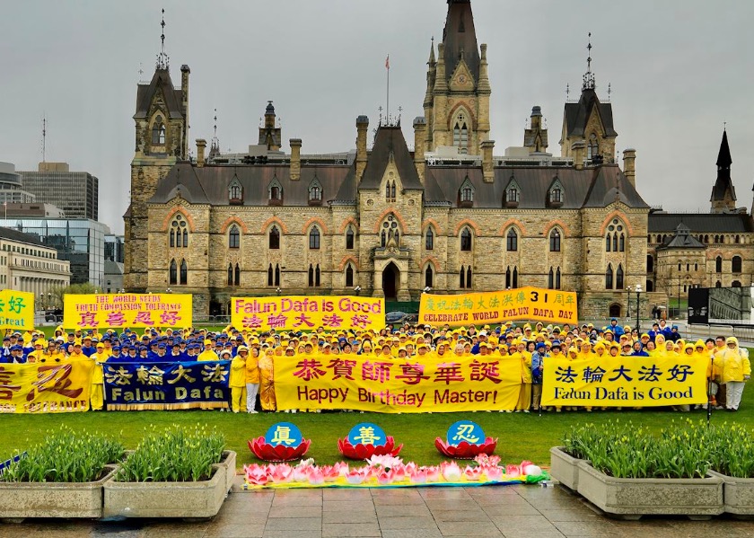 Image for article Ottawa, Canada: Membri del Parlamento e praticanti celebrano il 31° anniversario dell'introduzione pubblica della Falun Dafa (1)
