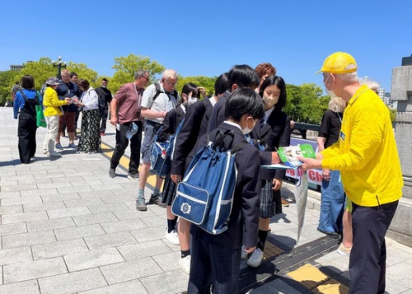 Image for article Giappone: Persone in visita al vertice del G7 a Hiroshima firmano una petizione per porre fine alla persecuzione della Falun Dafa