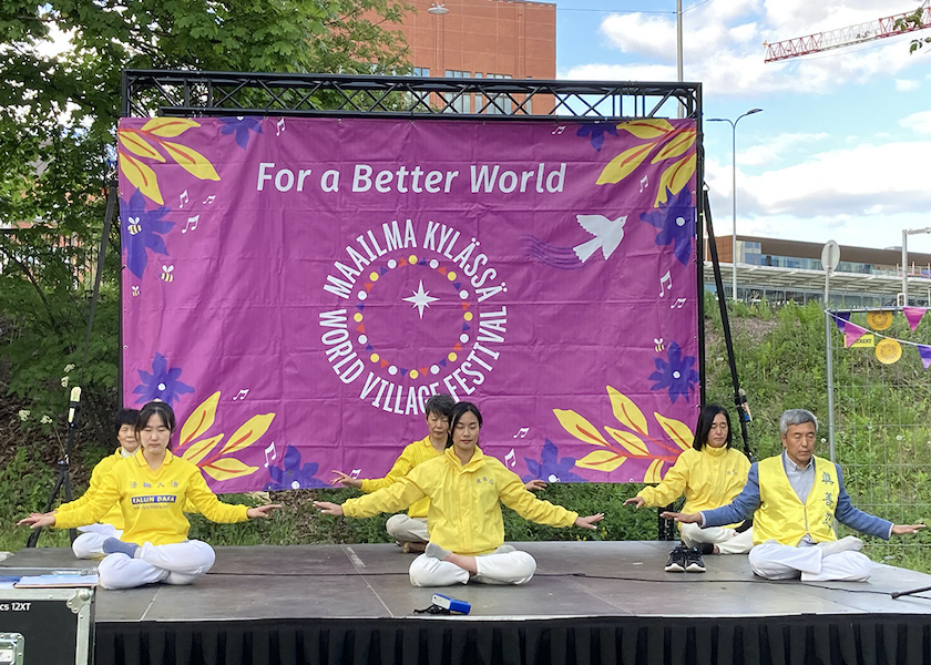 Image for article Finlandia: La gente impara a conoscere la Falun Dafa al Festival culturale del villaggio mondiale