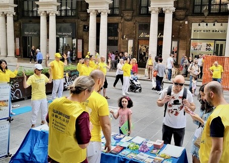 Image for article Bologna, Italia: La gente sostiene gli sforzi dei praticanti della Falun Dafa per porre fine alla persecuzione