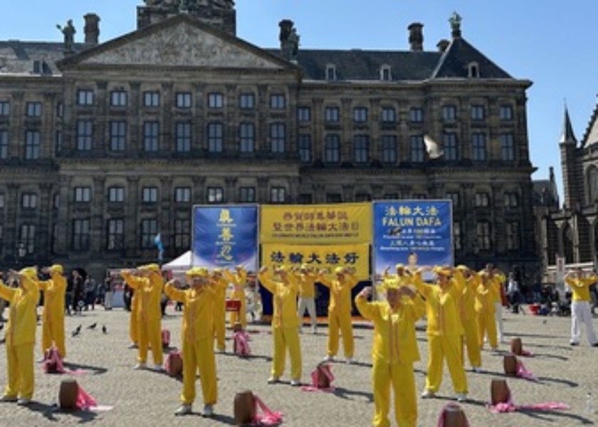 Image for article Paesi Bassi: Le persone lodano i Principi della Falun Dafa durante l’evento tenutosi ad Amsterdam per celebrare la Giornata Mondiale