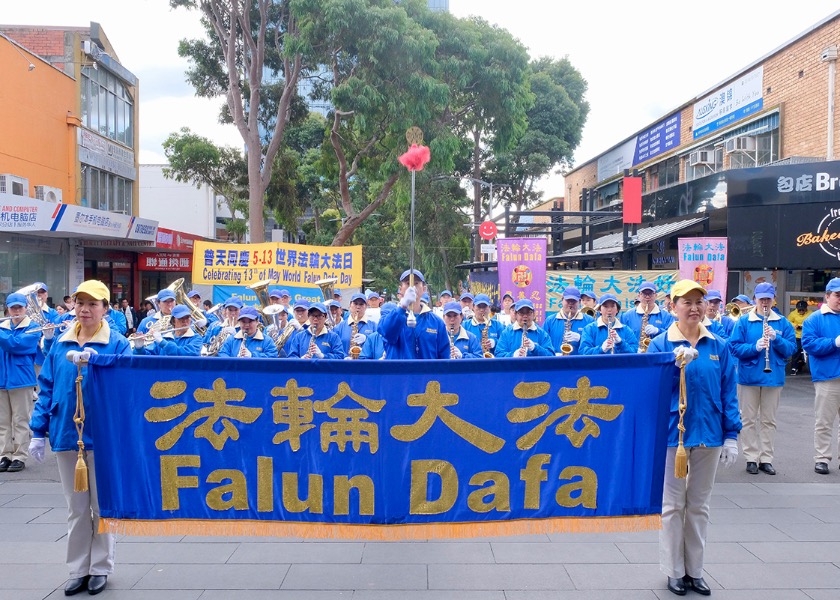 Image for article Melbourne, Australia: Manifestazione e spettacoli presso il Box Hill Shopping Centre Plaza per celebrare la Giornata Mondiale della Falun Dafa