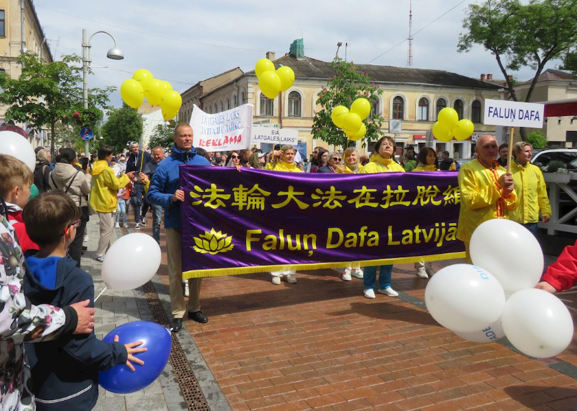 Image for article Lettonia: I praticanti della Falun Dafa partecipano al Festival della città di Daugavpils