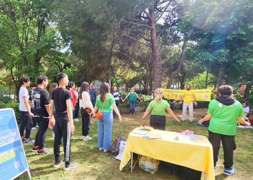 Image for article Istanbul, Turchia: Introduzione alla Falun Dafa al Festival dell’Ambiente di Kadıköy