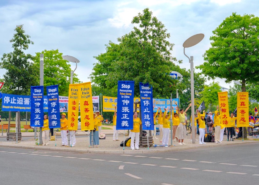 Image for article Germania: I praticanti espongono la persecuzione della Falun Dafa durante la visita del premier cinese del PCC