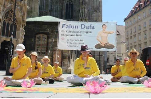 Image for article Austria: Politici, residenti e turisti esprimono il proprio sostegno durante l'evento per commemorare i 24 anni di protesta pacifica