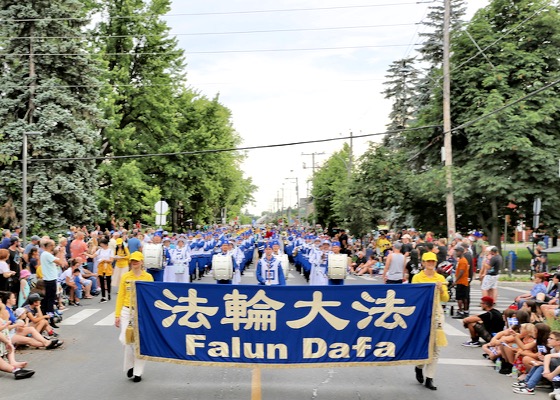 Image for article Salaberry-de-Valleyfield, Canada: Gli abitanti del luogo esprimono interesse per la Falun Dafa durante la parata della festa nazionale