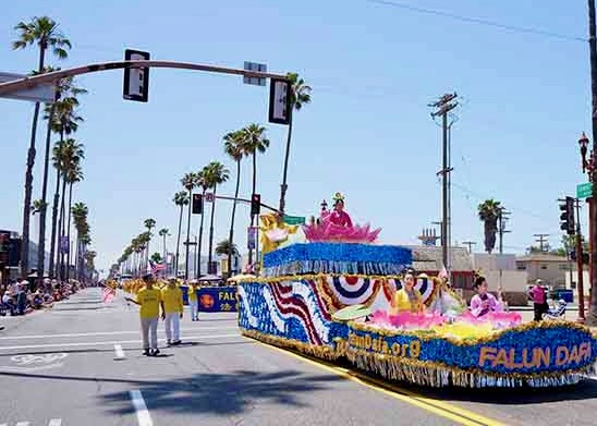 Image for article California meridionale, Stati Uniti: Il gruppo della Falun Dafa impressiona nella parata dell’indipendenza a Oceanside