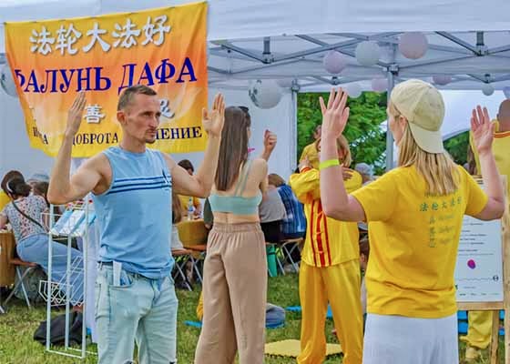 Image for article Mosca, Russia: Imparare la Falun Dafa al Festival dello Yoga