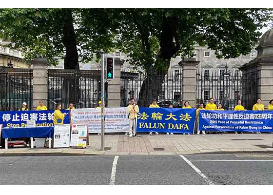Image for article Dublino, Irlanda: Funzionari eletti esprimono il proprio sostegno alla manifestazione per celebrare il 24° anno di protesta pacifica contro la persecuzione