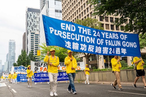 Image for article Toronto, Canada: Grande parata dei praticanti della Falun Dafa e veglia a lume di candela per commemorare le vittime della decennale persecuzione