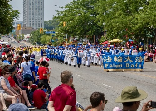 Image for article Canada: La Falun Dafa ben accolta alla parata del Canada Day a Mississauga