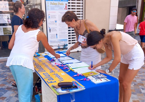 Image for article Cartagena, Spagna: Introduzione della Falun Dafa ai residenti e ai turisti locali