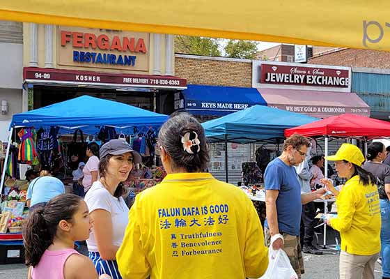 Image for article New York: I partecipanti alla fiera di strada di Rego Park imparano a conoscere la Falun Dafa
