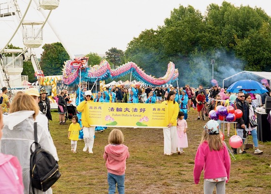 Image for article Regno Unito: Presentare la Falun Dafa alla fiera internazionale delle mongolfiere di Bristol