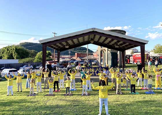 Image for article Contea di Orange, New York: La Falun Dafa accolta in un evento comunitario