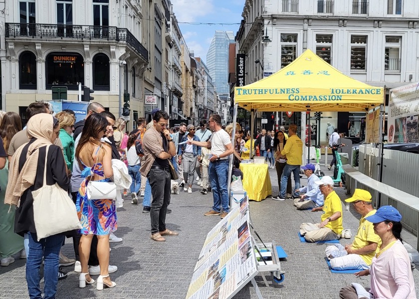 Image for article Bruxelles: I praticanti organizzano un evento per celebrare il 24° anniversario degli sforzi per porre fine alla persecuzione