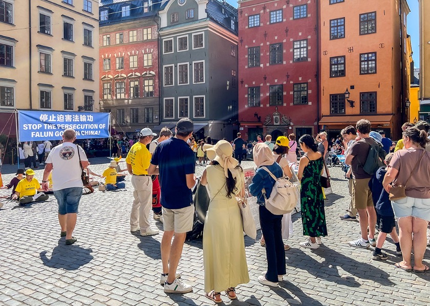 Image for article Stoccolma, Svezia: Presentazione della Falun Dafa davanti al Museo dei Premi Nobel