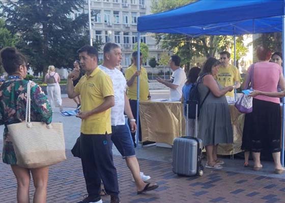 Image for article Varna, Bulgaria: Le persone del posto imparano a conoscere la persecuzione della Falun Dafa da parte del regime comunista cinese