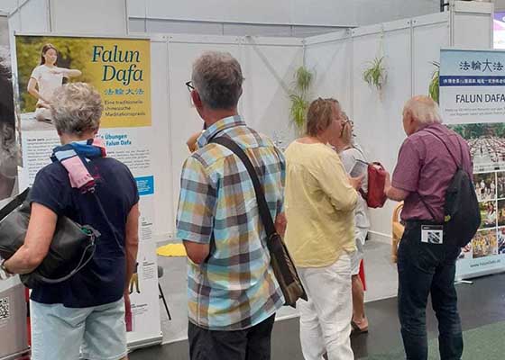 Image for article Brema, Germania: La Falun Dafa è ben accolta alla fiera degli anziani
