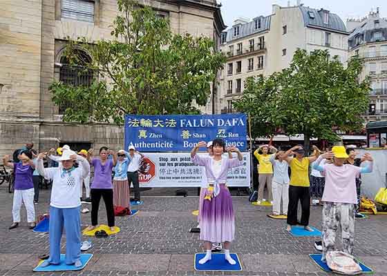 Image for article Parigi, Francia: Le persone lodano la Falun Dafa durante un evento a Châtelet
