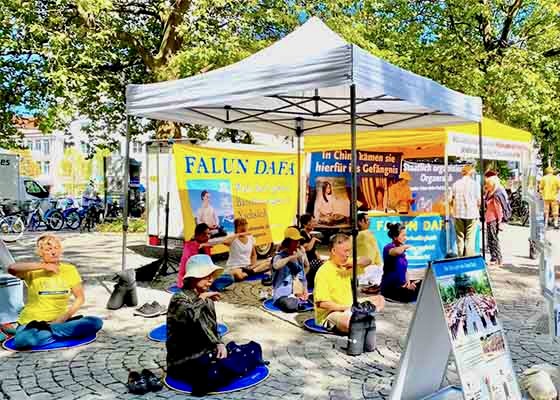 Image for article Monaco, Germania: Le persone condannano il prelievo forzato di organi durante gli eventi per denunciare la persecuzione della Falun Dafa
