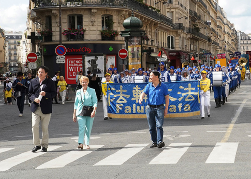 Image for article Francia: Oltre mille praticanti della Falun Dafa sfilano a Parigi, ottenendo il sostegno del pubblico