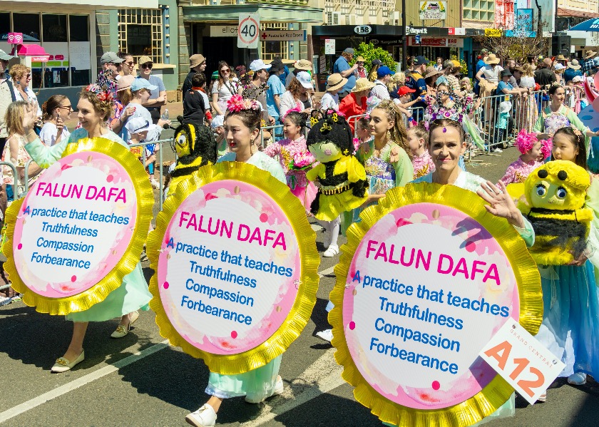 Image for article Toowoomba, Australia: La Falun Dafa in mostra alla grande parata floreale
