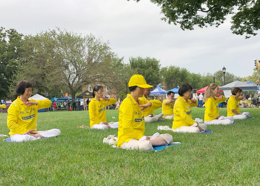 Image for article Presentazione della Falun Dafa alla Giornata della comunità di Newark presso l’Università del Delaware