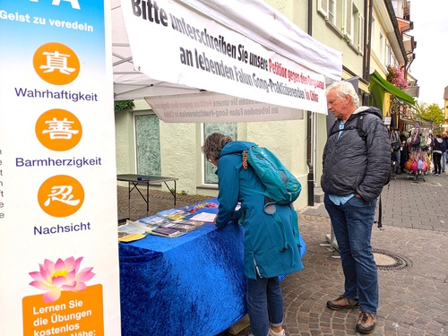 Image for article Meersburg, Germania: Le persone mostrano il loro sostegno ai praticanti per porre fine alla persecuzione