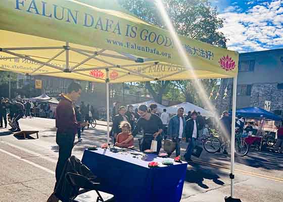 Image for article Minnesota: Introduzione alla Falun Dafa durante le giornate senza auto a Minneapolis