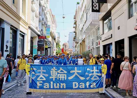 Image for article Grecia: Le parate ad Atene concentrano l'attenzione sulla persecuzione in Cina