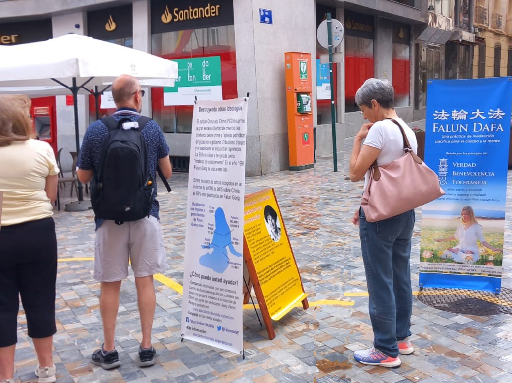 Image for article Spagna: Lo stand informativo della Falun Dafa raccoglie consensi per fermare la persecuzione in Cina