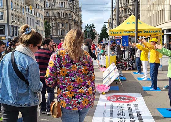 Image for article Belgio: Presentazione della Falun Dafa durante un evento ad Anversa