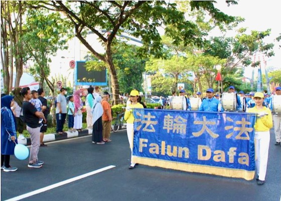 Image for article Indonesia: I praticanti organizzano una parata nella Giornata senza auto per presentare la Falun Dafa