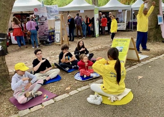 Image for article Francia: Introduzione alla Falun Dafa nei festival locali