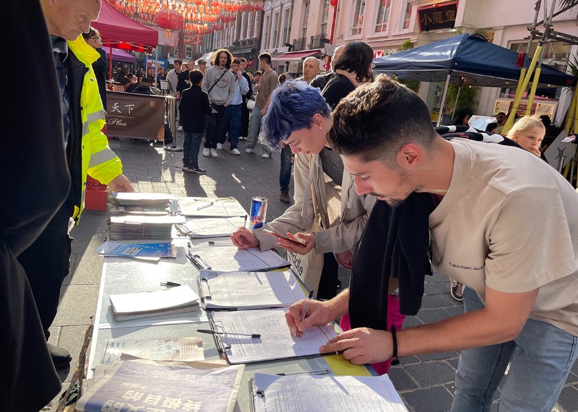 Image for article Londra, Regno Unito: I praticanti della Falun Dafa organizzano attività a Chinatown da decenni per aumentare la consapevolezza