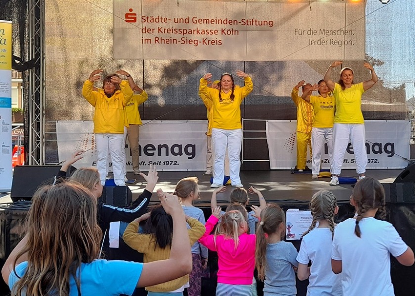 Image for article Siegburg, Germania: I bambini imparano a conoscere il Falun Gong al festival locale