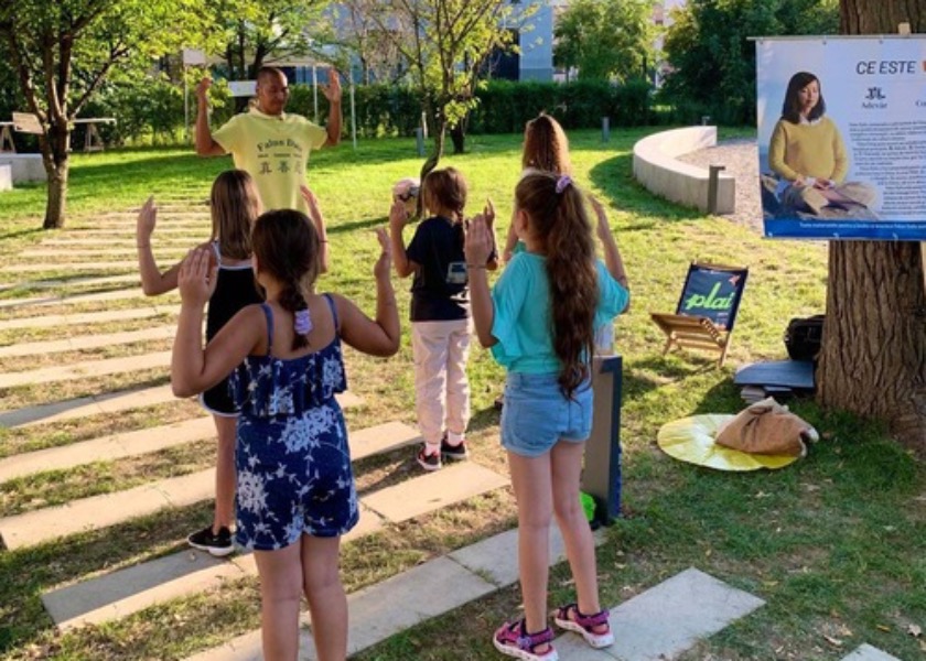 Image for article Timișoara, Romania: I praticanti introducono la Falun Dafa al festival di musica e arte di Plai