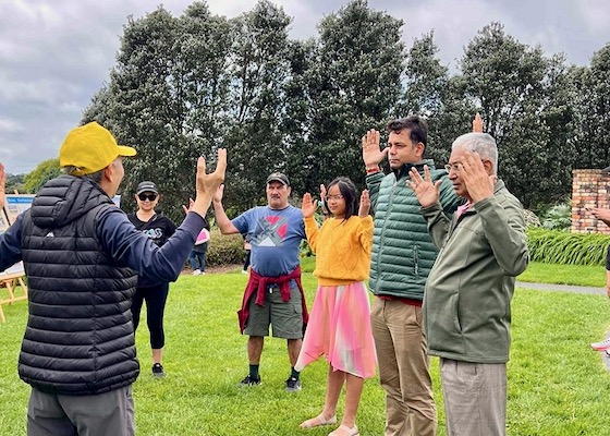 Image for article Nuova Zelanda: La gente impara a conoscere la Falun Dafa durante la celebrazione della primavera a Auckland