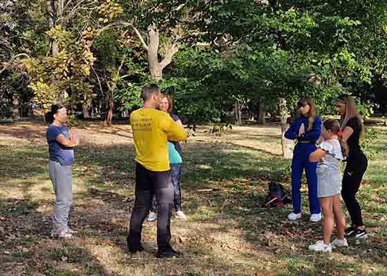 Image for article Romania: Visitatori imparano a conoscere la Falun Dafa alla fiera della salute
