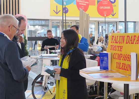 Image for article Parigi, Francia: Uno stand informativo attira il sostegno per la Falun Dafa alla fiera dei sindaci e degli enti locali