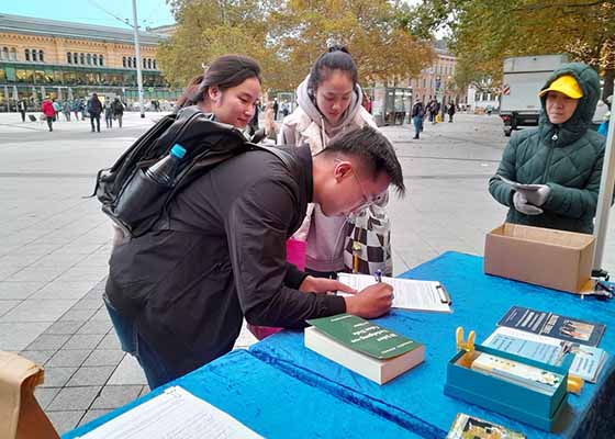 Image for article Hannover, Germania: Le attività raccolgono il sostegno per il Falun Gong