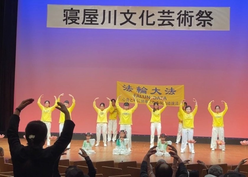 Image for article Osaka Giappone: Promozione della Falun Dafa al Festival della Cultura e dell'Arte di Neyagawa