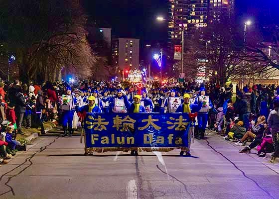 Image for article Toronto, Canada: La Falun Dafa ben accolta in quattro parate di Natale