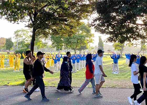 Image for article Bali, Indonesia: La gente condanna la persecuzione della Falun Dafa durante gli eventi che commemorano la Giornata dei diritti umani