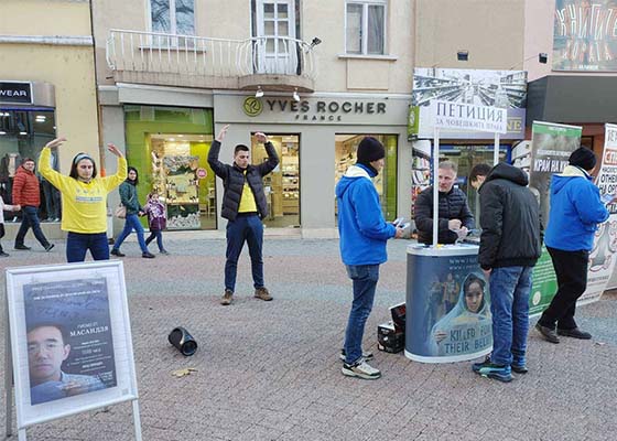 Image for article Bulgaria: La gente condanna la persecuzione della Falun Dafa durante gli eventi per commemorare la Giornata internazionale dei diritti umani